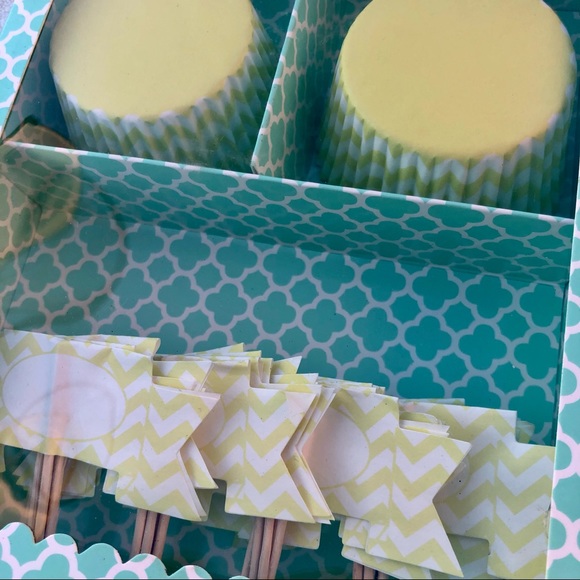 Cupcake Liners & Flags Set Chevron Print Yellow - Picture 2 of 3